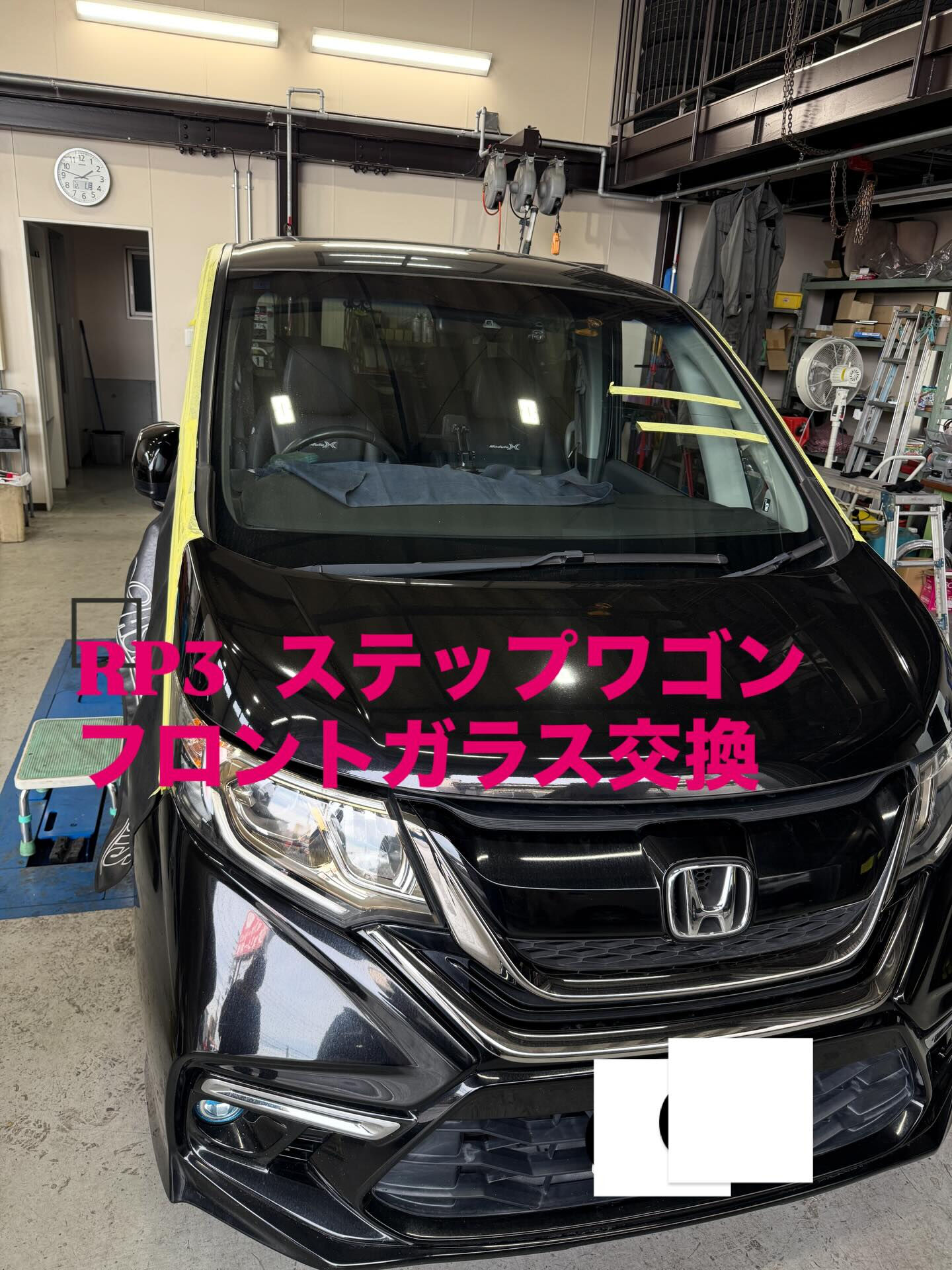 今回は、自社の作業ではありませんが、保険修理でガラス屋さんに