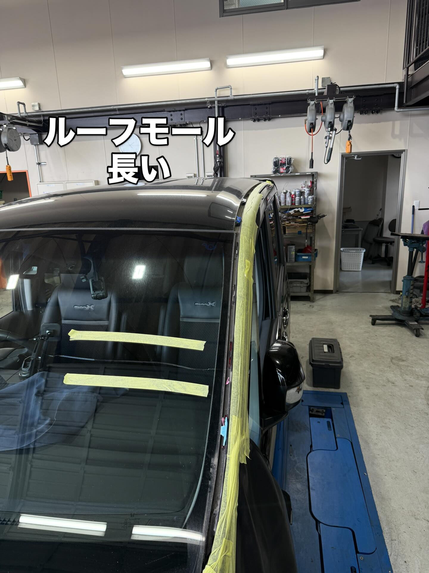 今回は、自社の作業ではありませんが、保険修理でガラス屋さんに