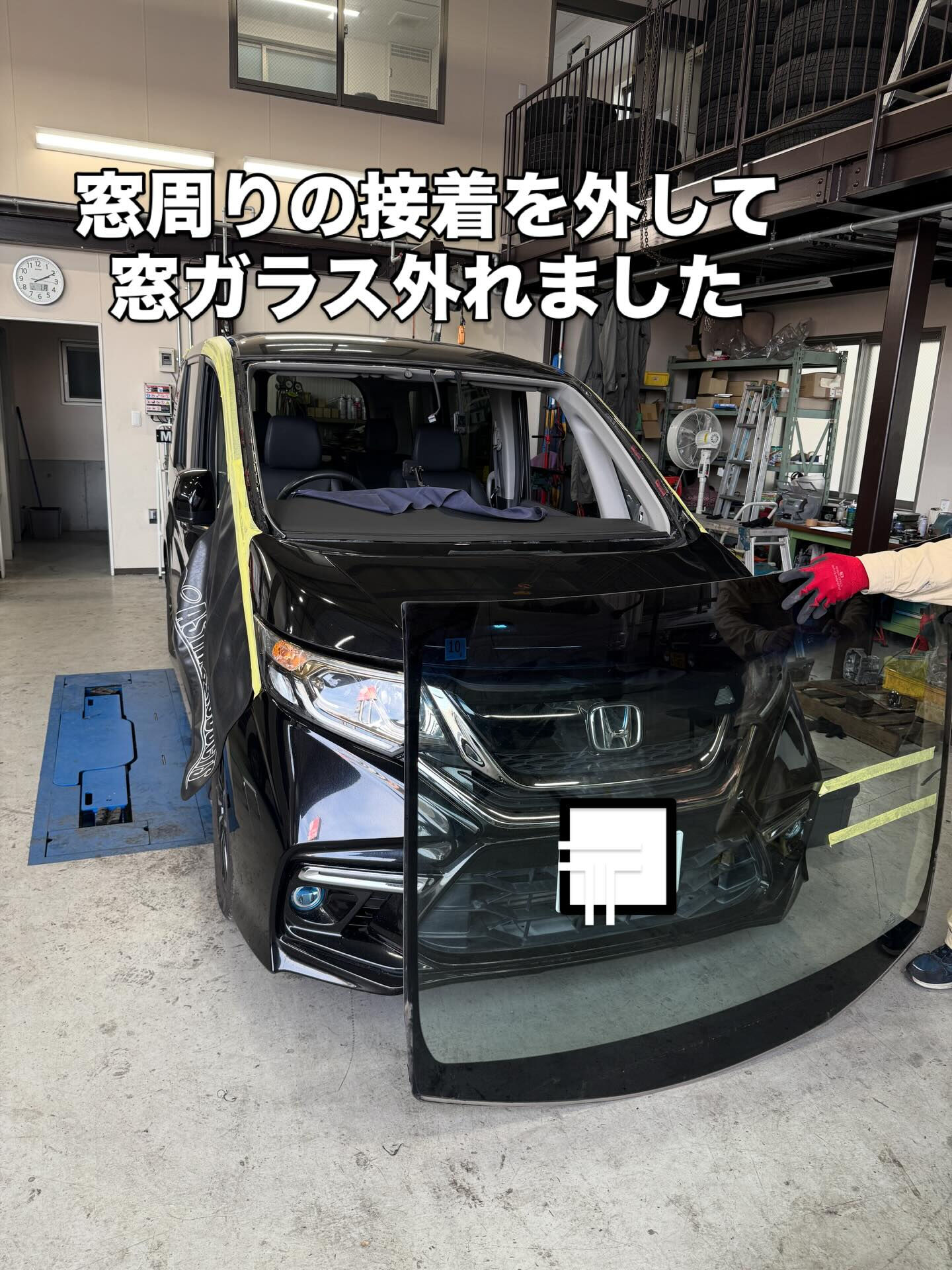 今回は、自社の作業ではありませんが、保険修理でガラス屋さんに